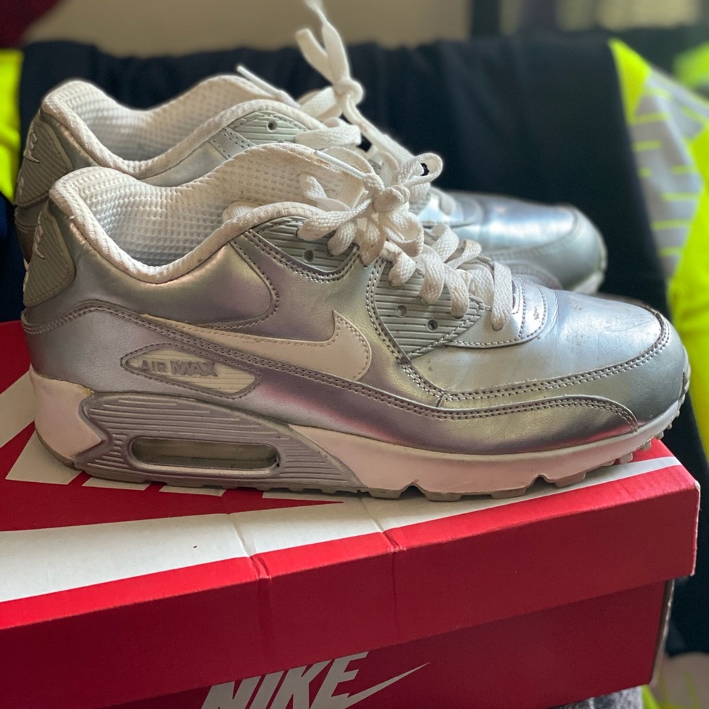 Nike WMNS Air Max 90 Metallic Silver Size 7Y